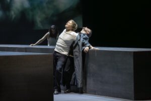 Opera scene from Castor et Pollux at the Grand Théâtre de Genève with dramatic lighting and minimal stage design