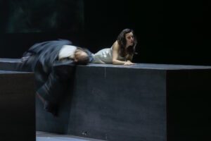 Opera scene from Castor et Pollux at the Grand Théâtre de Genève with dramatic lighting and minimal stage design