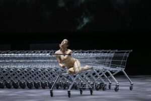 Opera scene from Castor et Pollux at the Grand Théâtre de Genève with dramatic lighting and minimal stage design
