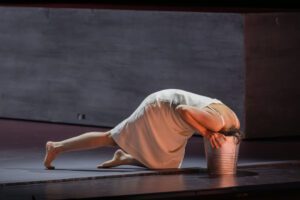 Opera scene from Castor et Pollux at the Grand Théâtre de Genève with dramatic lighting and minimal stage design